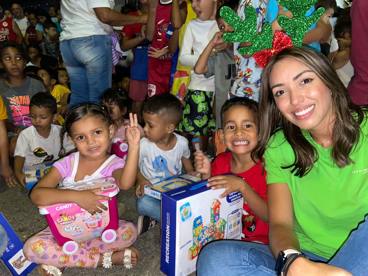 AlcDeGirardot's tweet image. 🤩🤗 La alegría de los más pequeños era increíble en el sector 23 de Enero con la entrega de jueguetes en una bonita actividad organizada por el Alc. @RafaelMaracay21 y la primera dama @DraCinMachin

Chequea ➕ en #TikTo 
vm.tiktok.com/ZM6SU9G7F/

#Maracay 
#PaisDeBuenaEstrella