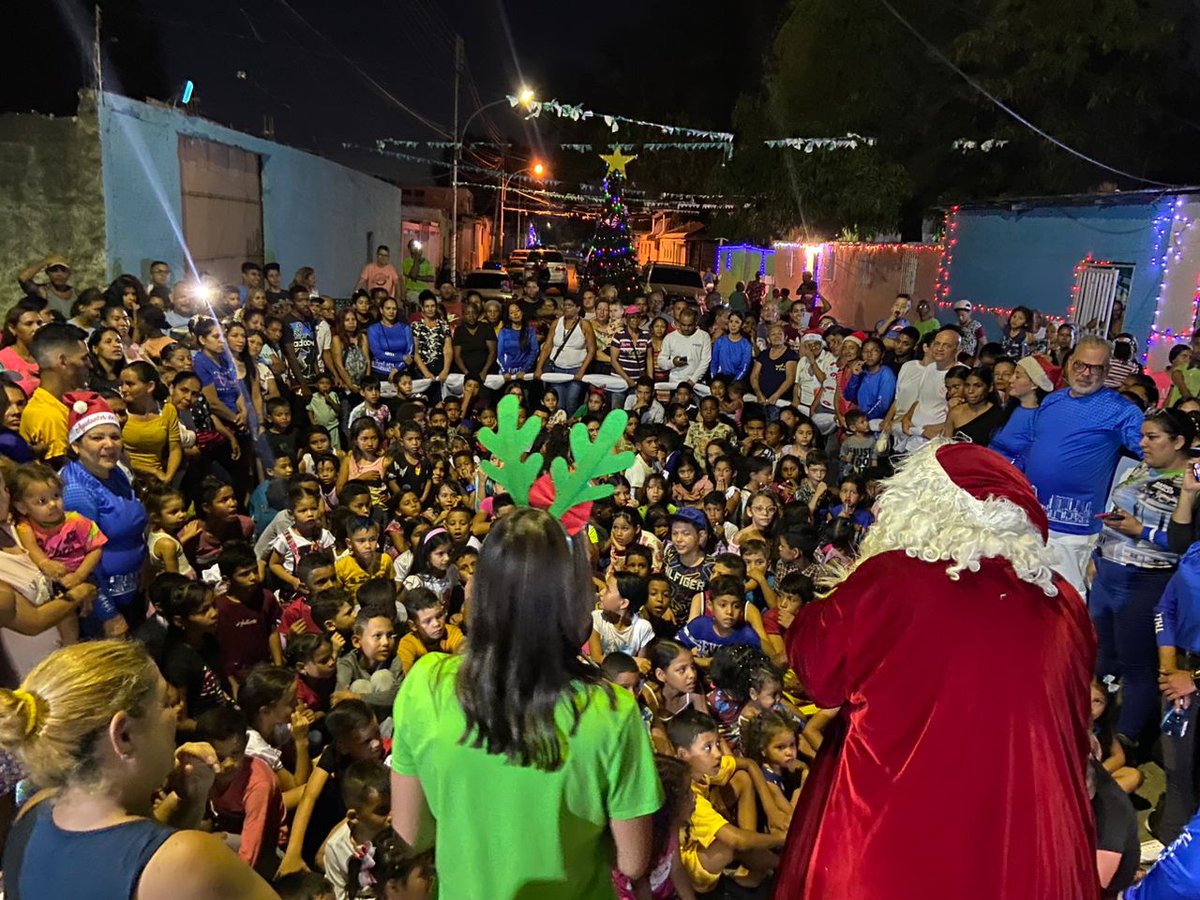 AlcDeGirardot's tweet image. 🤩🤗 La alegría de los más pequeños era increíble en el sector 23 de Enero con la entrega de jueguetes en una bonita actividad organizada por el Alc. @RafaelMaracay21 y la primera dama @DraCinMachin

Chequea ➕ en #TikTo 
vm.tiktok.com/ZM6SU9G7F/

#Maracay 
#PaisDeBuenaEstrella