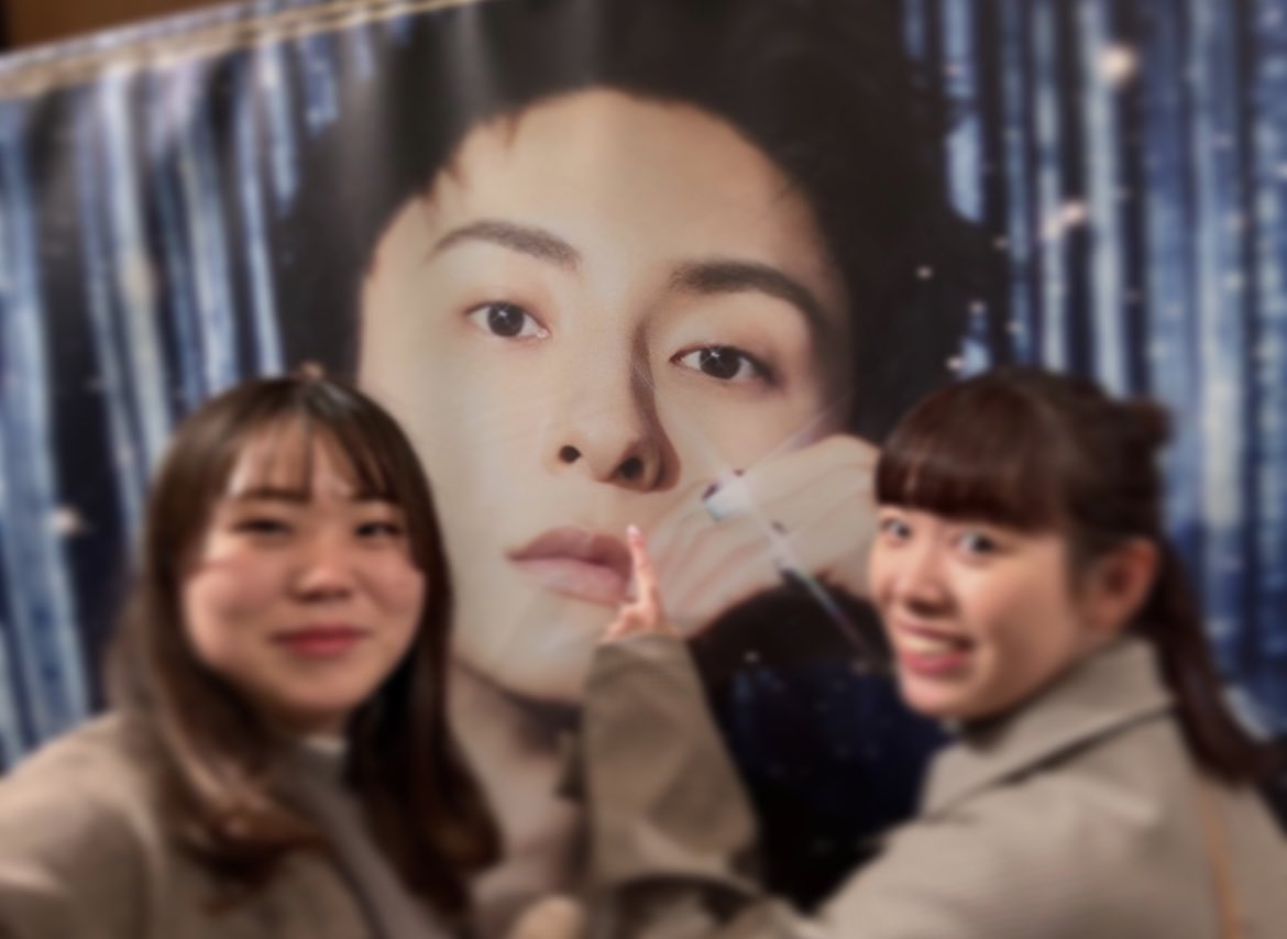 aaa777snjro's tweet photo. 今年のクリスマスTSも楽しかった！1日早い誕プレかのように2部で色紙当選🎅🏻🙏🏻プレゼント手渡し可ということで完全にネタ枠で申し訳ないと思いつつ、1部はバカでかシャトル、2部は與真司郎に幸あれ羽子板を贈呈しました(2ショは何ともおもろい仕上がり😂)来年もよろしくお願いしますー！@A_Shinjirooooo https://t.co/1WUJvGvl9r