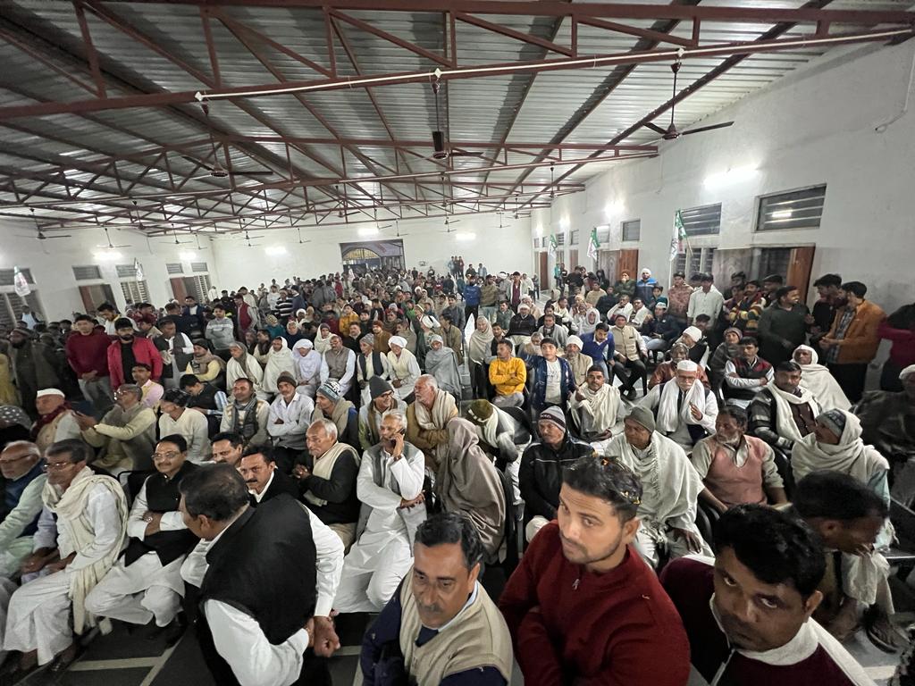 "गांव चलो"
गांव धनौरा सिल्वर नगर, बागपत

हमारे आदर्श चौधरी चरण सिंह जी ने हमें अपने संस्कारों, अपनी मिट्टी, अपनी पहचान पर गर्व करना सिखाया है। समय ने अपना चक्र पूरा कर लिया है। अब एक बार फिर किसान ही देश की बागडोर संभालेगा। भाजपा की धृष्टता के मान मर्दन की शुरुआत हो चुकी है।
#RLD