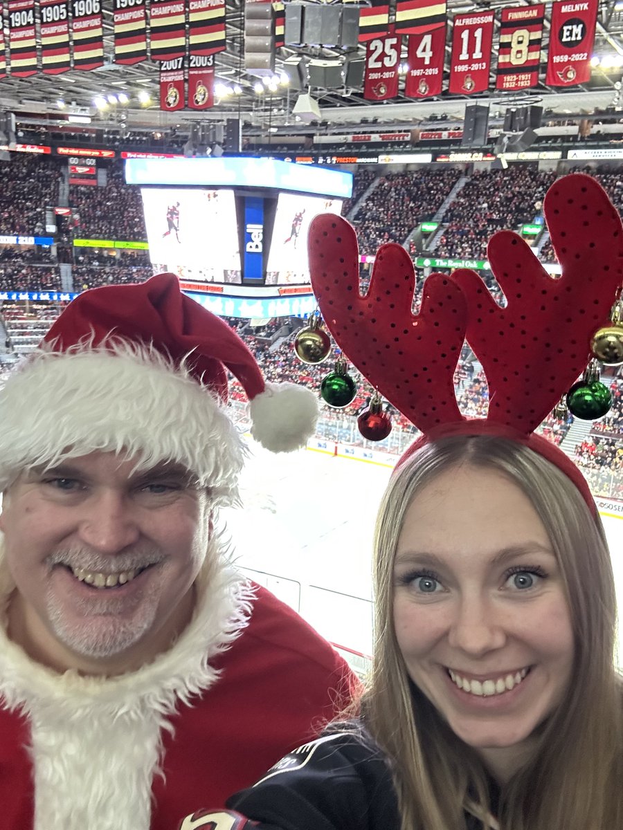 1969_Joel's tweet photo. You're welcome #GoSensGo Fans!🎅🤶 & fam in from 🇫🇮 delivered a win just in time for #Christmas #SantaDelivers #HappyHolidays #JoyeuxNoël #JoyeusesFêtes @Jen_Jen_2018 @AlexaNeuheimer @Senators ❤️🎄🏒 https://t.co/KDaPpL0DWF