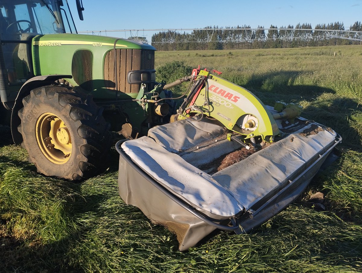 Sonrick141's tweet photo. Pos choque con un tronco no lo ví por el pasto largo https://t.co/1v6Ue1CBSJ