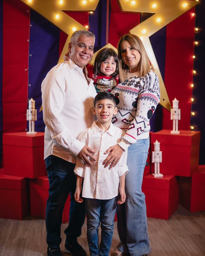 Que esta Navidad esté llena de risas, amor y momentos inolvidables con la familia y los amigos. 

Que cada abrazo y sonrisa iluminen sus  corazones y que la alegría de la temporada perdure todo el año. 

Mi cariño para todos 🤗💕

#FelizNavidad 
#CiudadOjeda