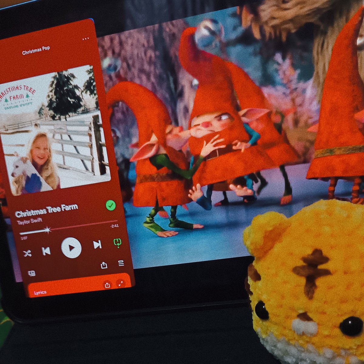 chestroberii's tweet image. happy holidays ! 💋🐯