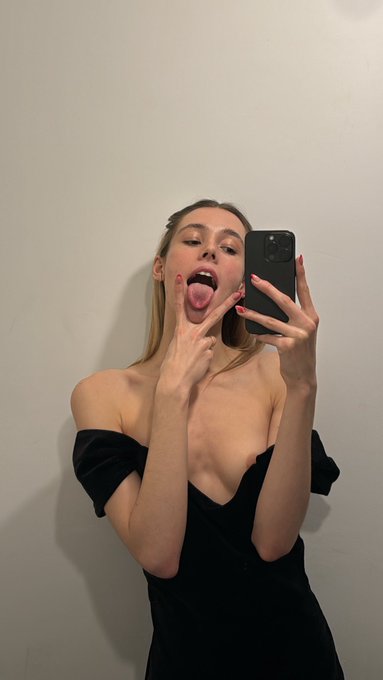 MERRY XXX-MAS!! 💕🎄💕🎄 https://t.co/Ad414QCi85<a href="/tag/yoga"class="tags"><span>#yoga</span></a><a href="/tag/lana_grace_18"class="tags"><span>#lana_grace_18</span></a>