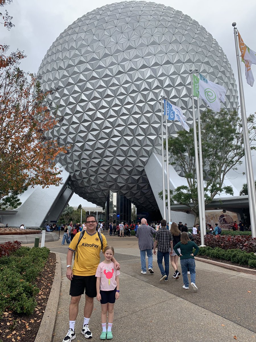 bullyandmutchy's tweet photo. Merry Christmas everyone and come
On me babbies 🐺 🧡🖤 #wolvesaywe @WaltDisneyWorld #epcot #Christmas #wolveschelsea https://t.co/aC5LhOIna7