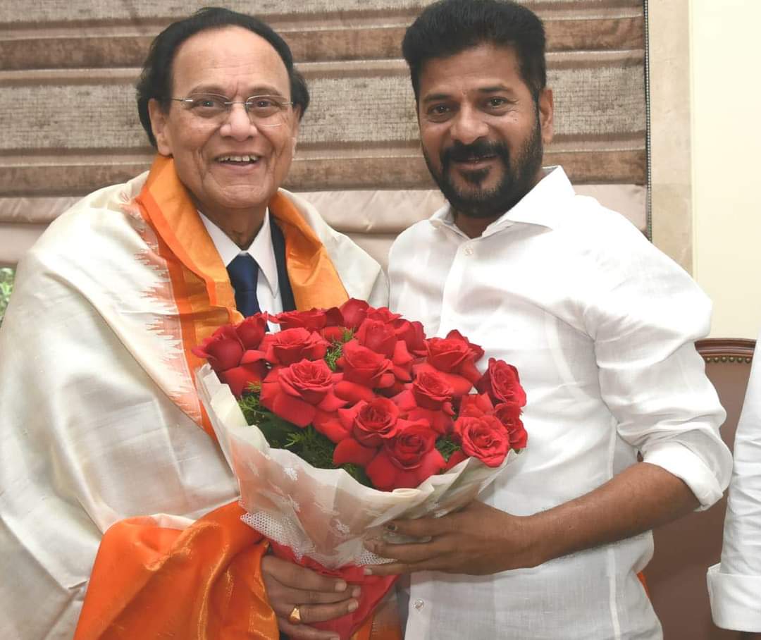CmRevanthFans's tweet photo. ముఖ్యమంత్రి గారి నివాసంలో గౌ #CM @revanth_anumula   గారిని ప్రముఖ #ఆంకాలజిస్టు డాక్టర్ #నోరి_దత్తాత్రేయుడు గారు మర్యాదపూర్వకంగా కలిశారు. 
 ఈ సందర్భంగా నోరి దత్తాత్రేయుడు గారు వైద్యరంగంలో సంస్కరణలకు తనవైపు నుంచి ప్రభుత్వానికి ఎలాంటి సహకారం కావాలన్నా అందిస్తామన్నారు #RevanthReddy https://t.co/ieNbgK1sov