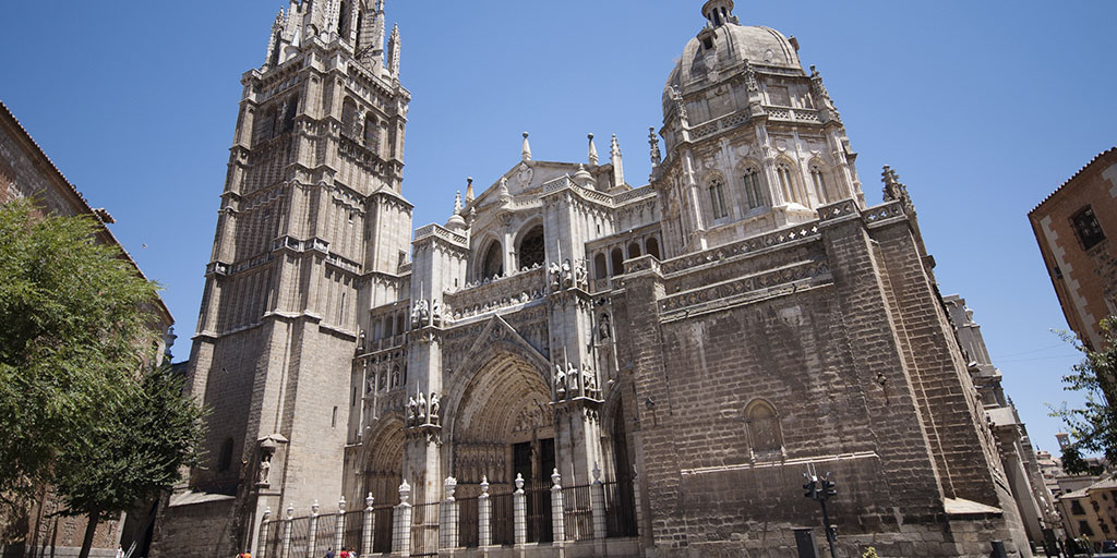 Die gotische Kathedrale von #Toledo ist von besonderer Schönheit. 😍 Ihre 5 Kirchenschiffe, die polychromen Buntglasfenster und das Altarbild in der Hauptkapelle lassen uns staunen. 😉 👉 tinyurl.com/ycyh8pkn #VisitSpain #SpainUrban @ToledoTurismo @TurismoCLM