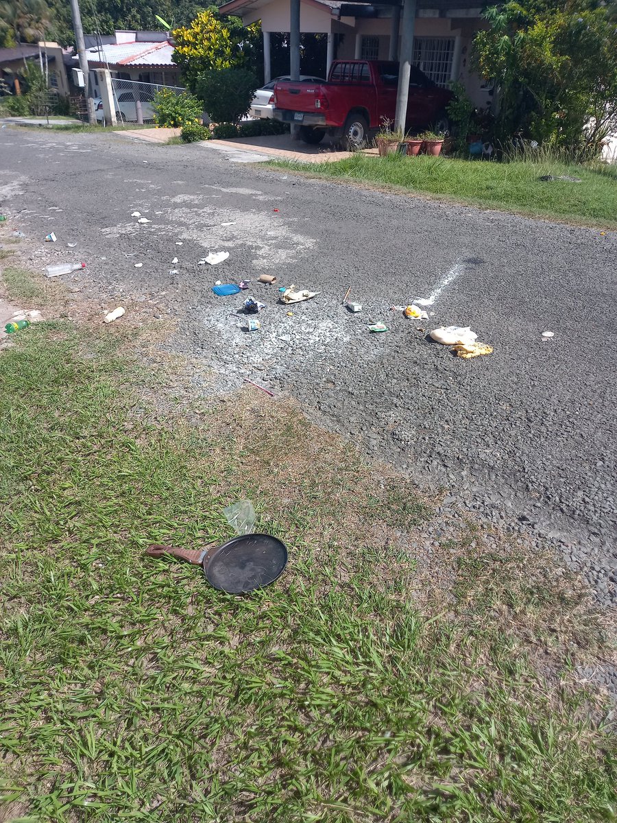 DjjamesPanama's tweet photo. Señores de SACOSA Santiago. Uno de sus colaboradores recogiendo la basura enAltos de miramar tiro un cartucho al camion volquete que tienen de recolector y cayo fue al piso, quebrandose vidrios y quedando regados porque no los recogieron. Pesima accion en su servicio !!! https://t.co/o9lY2i0Qg0