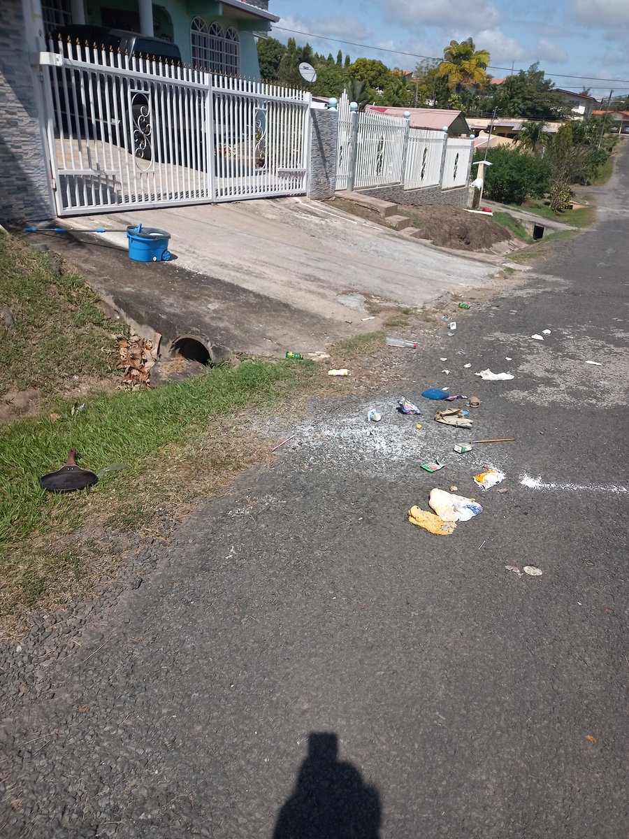 DjjamesPanama's tweet photo. Señores de SACOSA Santiago. Uno de sus colaboradores recogiendo la basura enAltos de miramar tiro un cartucho al camion volquete que tienen de recolector y cayo fue al piso, quebrandose vidrios y quedando regados porque no los recogieron. Pesima accion en su servicio !!! https://t.co/o9lY2i0Qg0