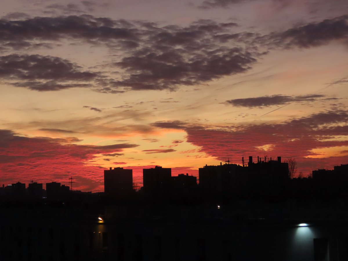 Mart_in_Paris's tweet photo. #SeineSaintDenis
24 décembre 2023
Le coucher de soleil vu du 8e étage de mon immeuble à travers le petit vasistas de la cage d'escaliers #CoucherDeSoleil #Sunset #couleursduciel #colorsofthesky #ciel #sky #soleil #sun #vue #view #sacrecoeur #TourEiffel #EiffelTower https://t.co/pJgZIrFFOL