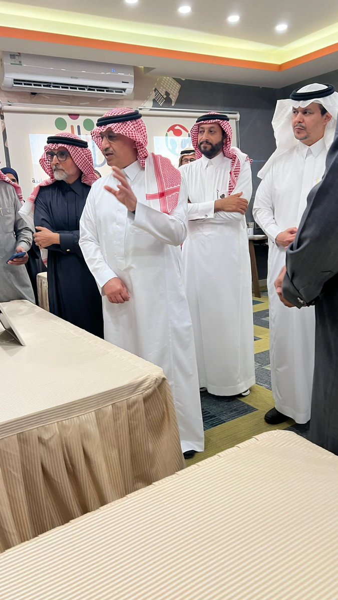 BAALHAMAD2018's tweet photo. نشكر مؤسسة عبدالمنعم الراشد الإنسانية @aahf_sa لاستضافتهم الطالبة نورة المبارك لتقديم فكرة ابتكار فريقها تحت مسمى العدسة اللاصقة الذكية لمرضى السكري أمام معالي وزير التعليم أ.يوسف البنيان
وليس مستغرب من معالي وزير التعليم وكذلك مؤسسة عبدالمنعم الراشد الإنسانية دعمهم لأبناء الوطن https://t.co/RKoHp0d3lH