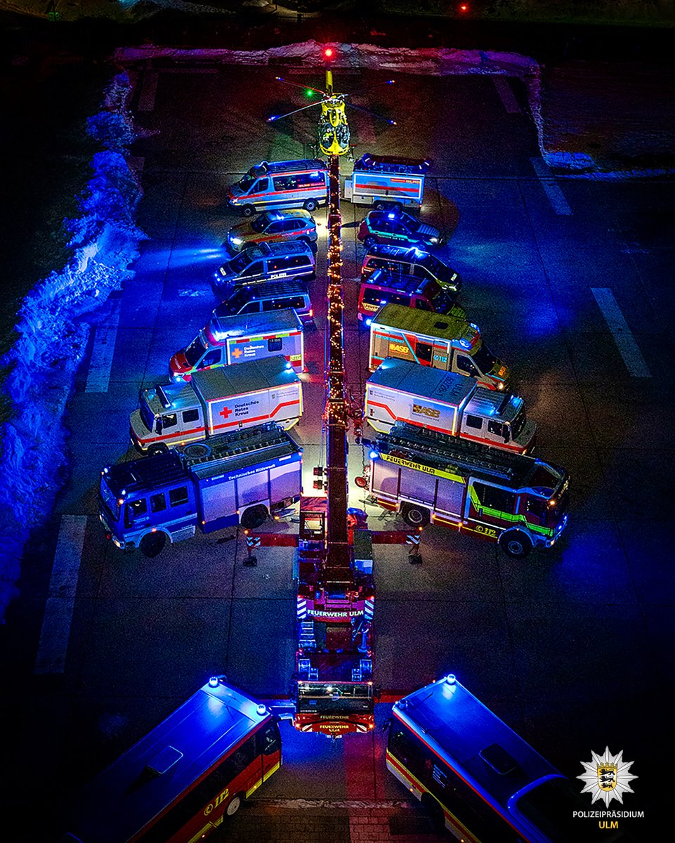 PolizeiUL's tweet photo. Wir wünschen Euch fröhliche #Weihnachten ❤️ Es gibt aber Menschen, die an den Feiertagen für Euch da sind.

Ihr seid wahre #Helden! 🙌❤️

Ein herzliches Danke geht an all unsere Partner der Ulmer Blaulichtfamilie für die großartige #Zusammenarbeit.

Eure #Blaulichtfamilie #Ulm ❤️ https://t.co/FVTMUQqbBF