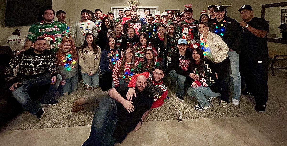 _J0RDANG's tweet photo. Friendsmas ‘23 
#MerryChristmas https://t.co/Za9bqrW64a