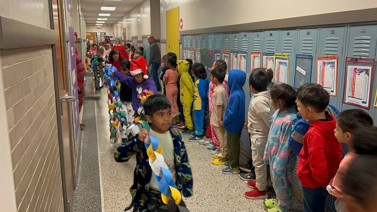 FWCommSchools's tweet photo. #HarrisonHill collected
$470 Amani Family Services
965 lbs of food donated to Community Harvest Food Bank
$500 for theuniform fund
400 items collected for SCAN
600 in toiletry items collected for The Rescue Mission
#25DaysofGiving (2/2) https://t.co/u6GE9mewZv