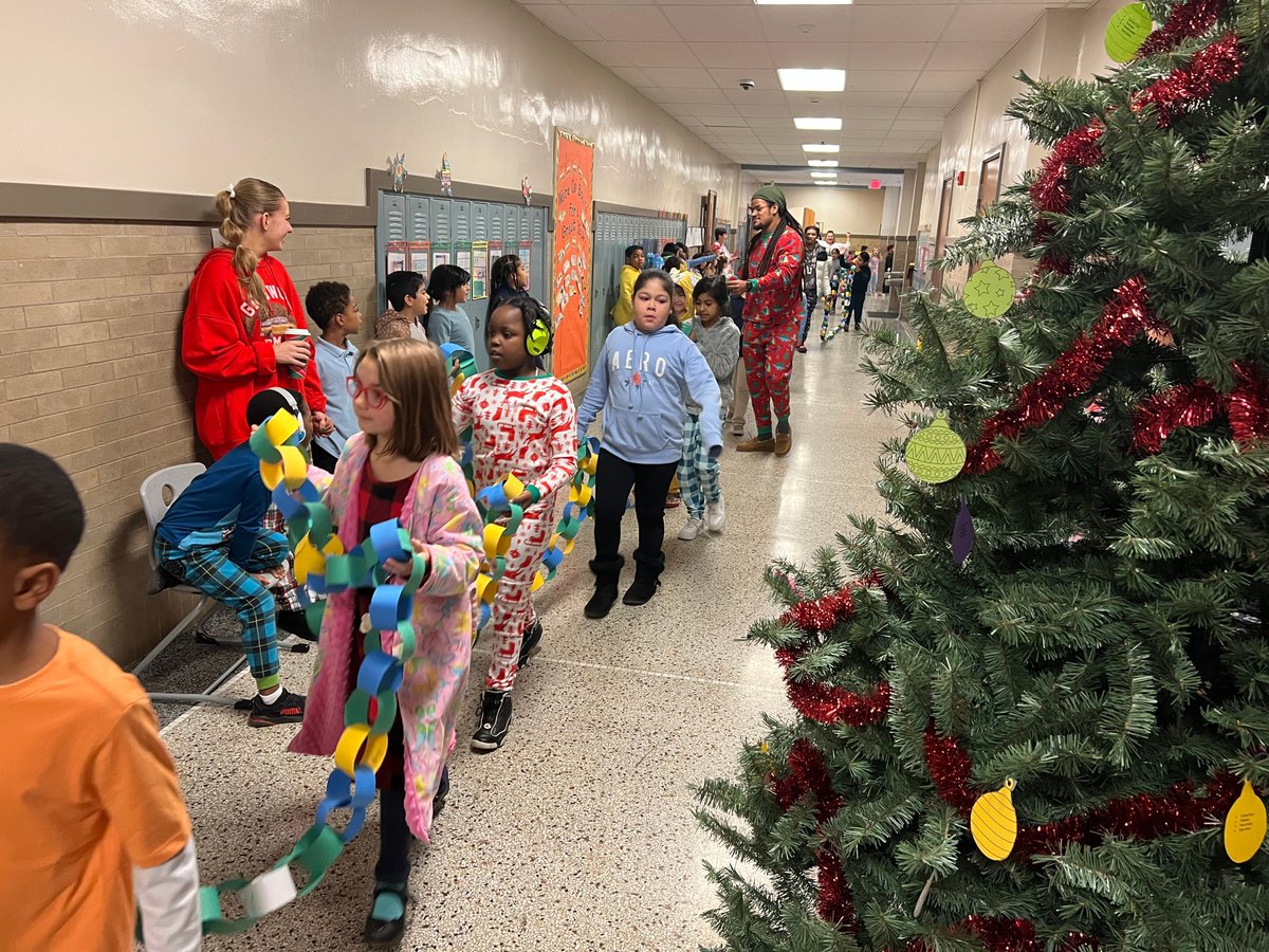 FWCommSchools's tweet photo. #HarrisonHill collected
$470 Amani Family Services
965 lbs of food donated to Community Harvest Food Bank
$500 for theuniform fund
400 items collected for SCAN
600 in toiletry items collected for The Rescue Mission
#25DaysofGiving (2/2) https://t.co/u6GE9mewZv
