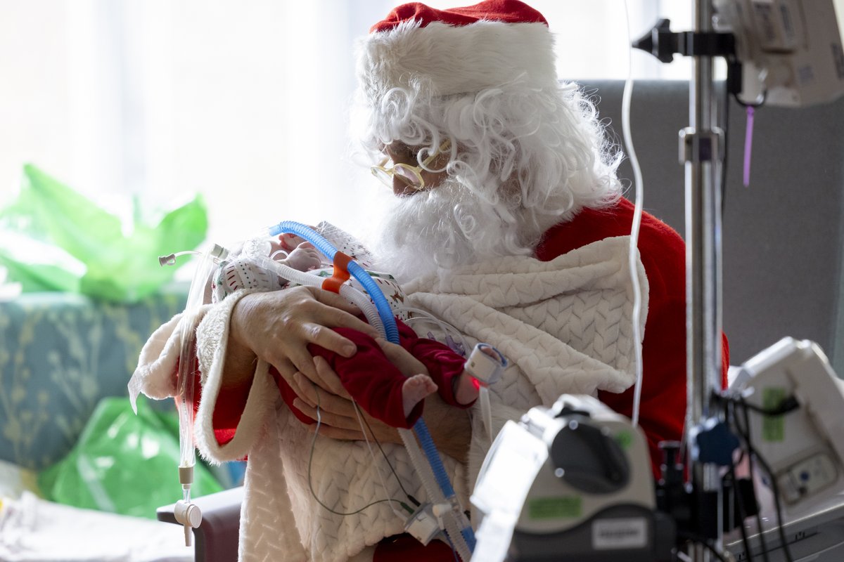 MassGeneralNews's tweet photo. Babies in the @mghfc neonatal intensive care unit (NICU) are ready to celebrate their first holiday season. Donning party dresses and cozy hats, the infants met Santa Clause, more commonly known as Kevin Raskin, MD, chief of the Orthopedic Oncology Service. https://t.co/jTDgJUqsA9