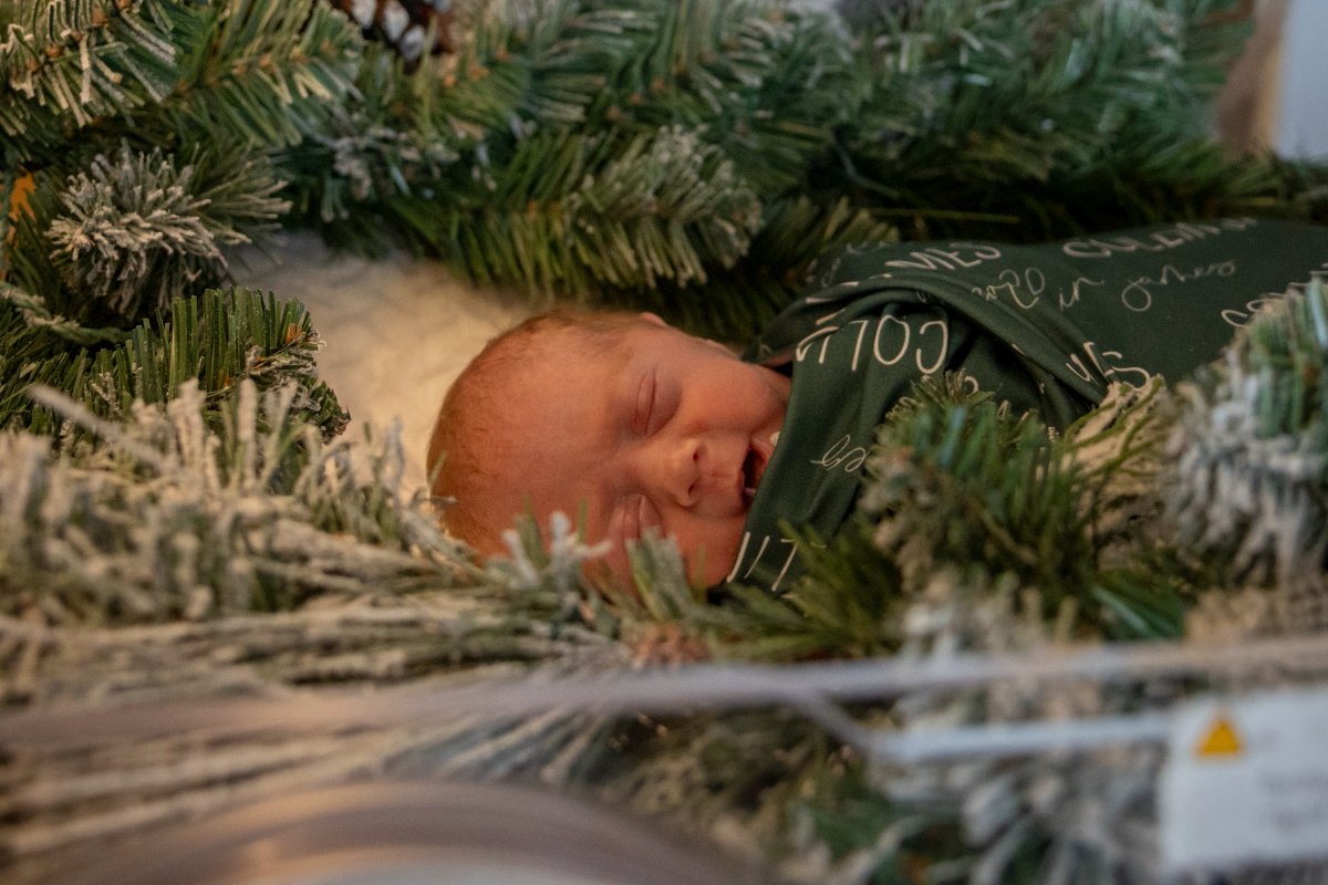 MassGeneralNews's tweet photo. Babies in the @mghfc neonatal intensive care unit (NICU) are ready to celebrate their first holiday season. Donning party dresses and cozy hats, the infants met Santa Clause, more commonly known as Kevin Raskin, MD, chief of the Orthopedic Oncology Service. https://t.co/jTDgJUqsA9