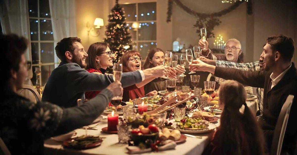 VROUW's tweet photo. Zo overleef je kerst met familie: ’Les één: ga nooit in discussie met je schoonmoeder’ https://t.co/e4MhFqGWS1 https://t.co/WZ1QYfaYbz