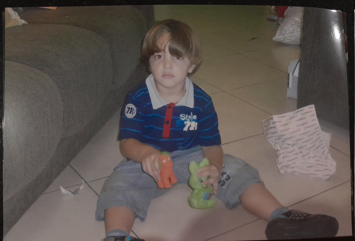 euubryan's tweet photo. eu na véspera de Natal de 2011 https://t.co/zg8RnG4IRj