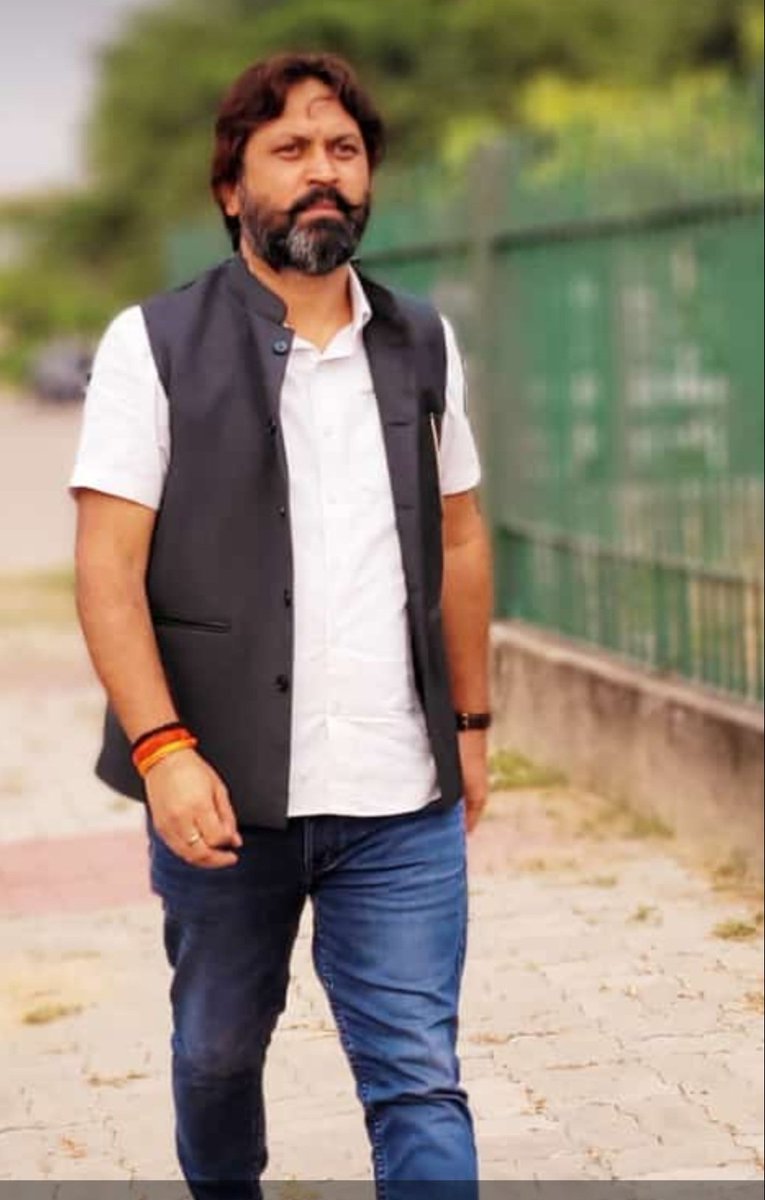rakeshsinghup's tweet photo. कल 10:30 बजे मुख्यमंत्री कार्यालय बुलाया गया है आयु में छूट मिले जमीन मकान प्लॉट जैसी शर्तों को सरकार हटाए जैसे अन्य मांग को संबंधित अधिकारियों के सामने रखूंगा। अगर सरकार सामान्य वर्ग के अभ्यर्थियों के साथ भेदभाव करेगी तो आंदोलन की घोषणा कल ही करूंगा सभी छात्र-छात्राएं तैयार रहें https://t.co/gHK01z59CU