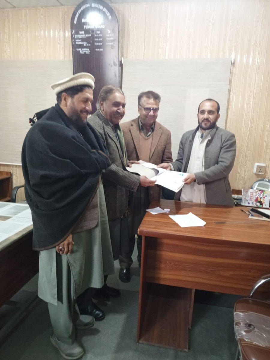 QWP_PK's tweet photo. چیرمین قومی وطن پارٹی پی کے 9 امجد علی خان  
نے پی کے 9 سوات کے لیے قومی وطن پارٹی 
 کے پلیٹ فارم سےکاغذات نامزدگی جمع کروا دیے،.
اس موقع پر قومی وطن پارٹی ضلع سوات کے چئیرمین شیر بہادر ذادہ خان بھی موجود تھے۔
#QWP #QWPisFuture #Vote4QWP https://t.co/N8JQfxIsg6
