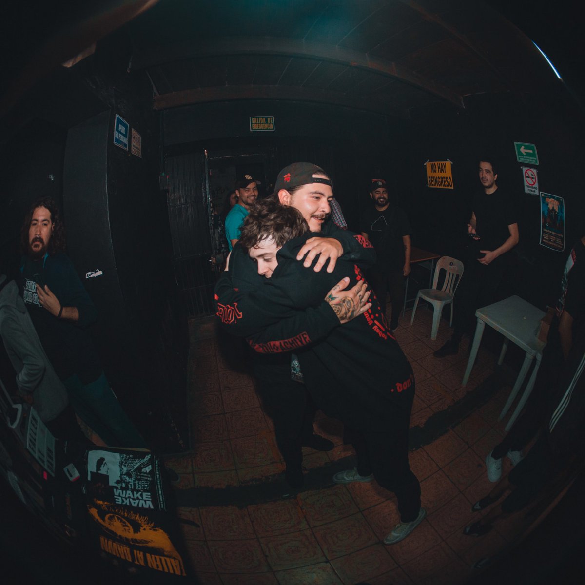 🎄 FELIZ NAVIDAD 🎄

Hoy desde Fallen At Dawn queremos desearos una Feliz Navidad a todos, no con nuestras caras desencajadas (lo tenemos asumido), sino con lo que siempre ha sido esta banda, una familia para las personas que la forman y en eso, vosotros sois los protagonistas❤️