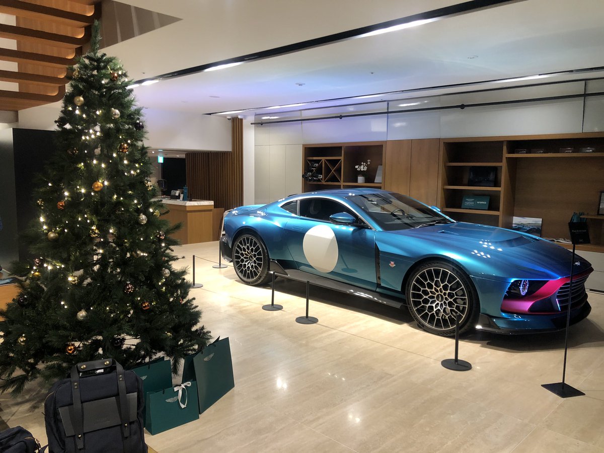PWLCARS's tweet photo. 🎅MERRY🌲CHRISTMAS🤶

#astonmartin
#valour
#astonmartinvalour 
#アストンマーティン 
#アストンマーティンヴァラー https://t.co/V2C15ZhNgb