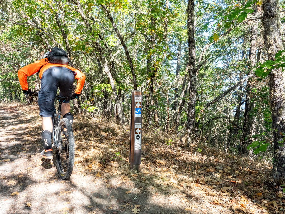mtbskillscoach's tweet photo. We had some students hit the road and head north to ride #GrantsPassOR for fall. We all have our favorite local trails, but loading up the bike rack and playing in other people's dirt is fun too. #mtbroadtrip
๐ธ @local_freshies https://t.co/pYsKBppcr5