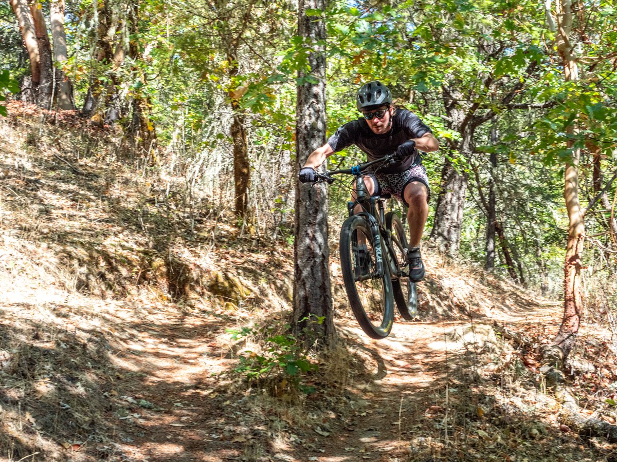 mtbskillscoach's tweet photo. We had some students hit the road and head north to ride #GrantsPassOR for fall. We all have our favorite local trails, but loading up the bike rack and playing in other people's dirt is fun too. #mtbroadtrip
๐ธ @local_freshies https://t.co/pYsKBppcr5