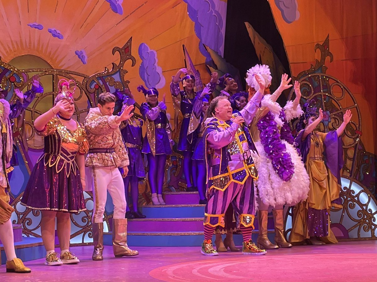 CarlyCarlyscott's tweet photo. #readingpanto #hexagonreading https://t.co/MibAcy19q9