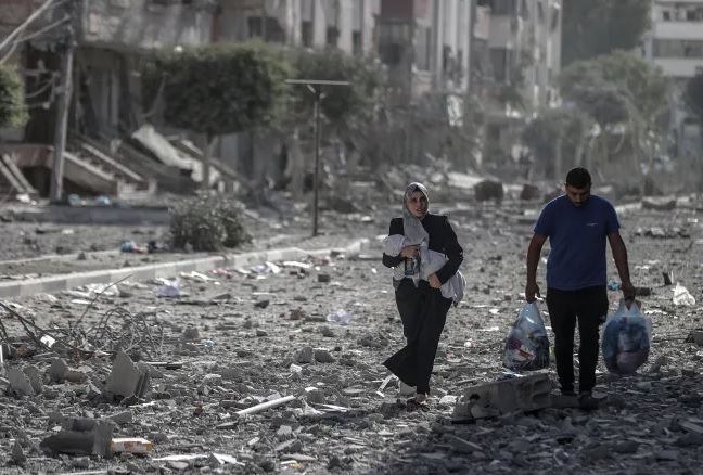 O mundo parou
A estrela morreu
No fundo da treva
O infante nasceu.

Nasceu num estábulo
Pequeno e singelo
Com boi e charrua
Com foice e martelo.

Ao lado do infante
O homem e a mulher
Uma tal Maria
Um José qualquer.

A noite o fez negro
Fogo o avermelhou
A aurora nascente
Todo o