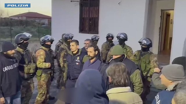chilhavistorai3's tweet photo. Uomo ucciso e passante investita: Guglielmo Ruisi arrestato ieri alla periferia di #Catania da Polizia e Carabinieri, in seguito alle indagini coordinate dalla procura di #Enna. Era ricercato dal 10 ottobre, dopo la sparatoria di #Valguarnera.
#chilhavisto https://t.co/NeFGh8eYgg