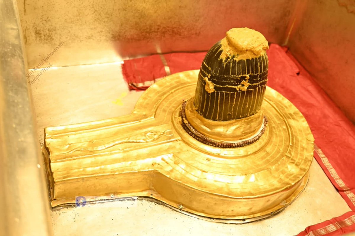 ShriVishwanath's tweet photo. आज दिनाँक 24-12-2023 को श्री काशी विश्वनाथ मंदिर के श्रृंगार  आरती के दर्शन।  #ShriKashiVishwanath #shiva #mahadev #baba #templespa #darshan #blessings #saptrishi #vishwanath #KashiVishwanathDham https://t.co/0r7ZjNRnCo