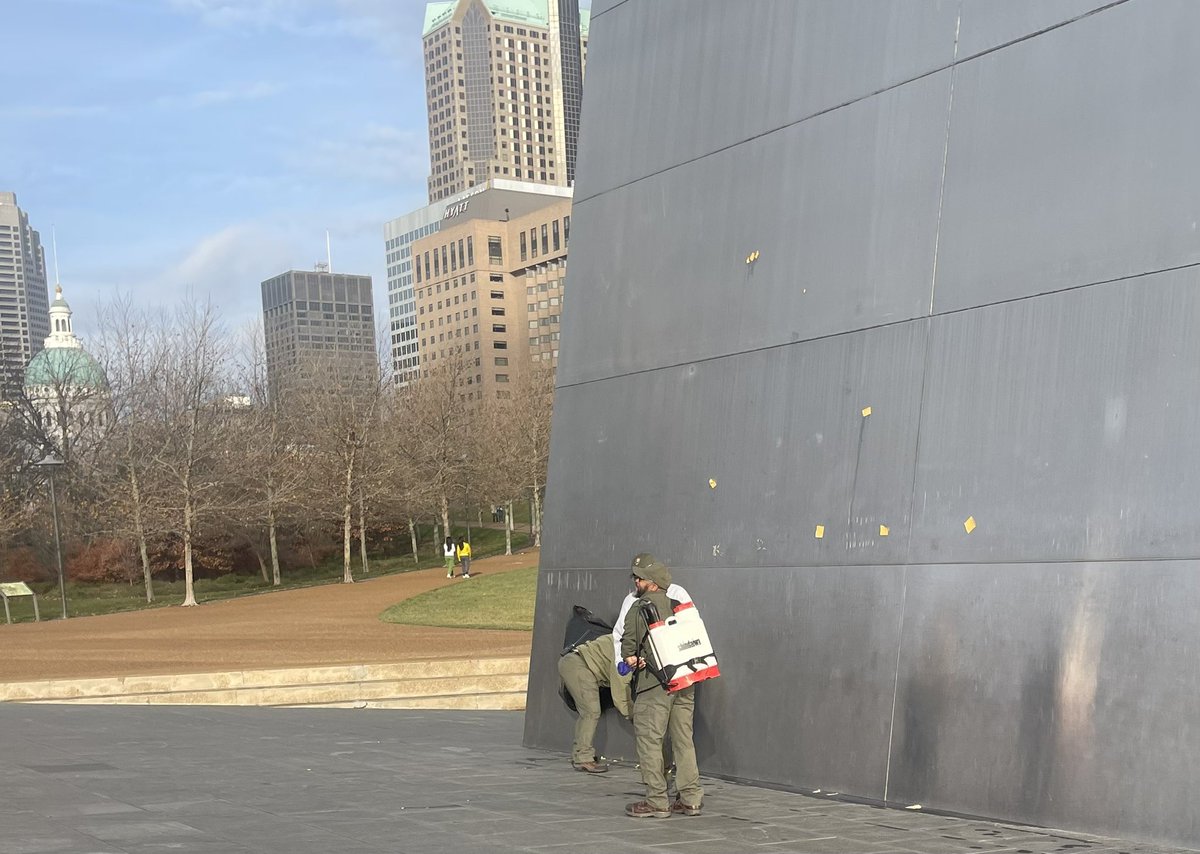 Beganovic2026's tweet photo. Someone has cheesed the @GatewayArchSTL https://t.co/nhcvRLxdf1