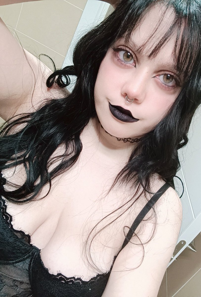 darkneila's tweet photo. Bueno que eso, que tengo el pelo negro otra vez 🖤 https://t.co/KIdEw9nwDH