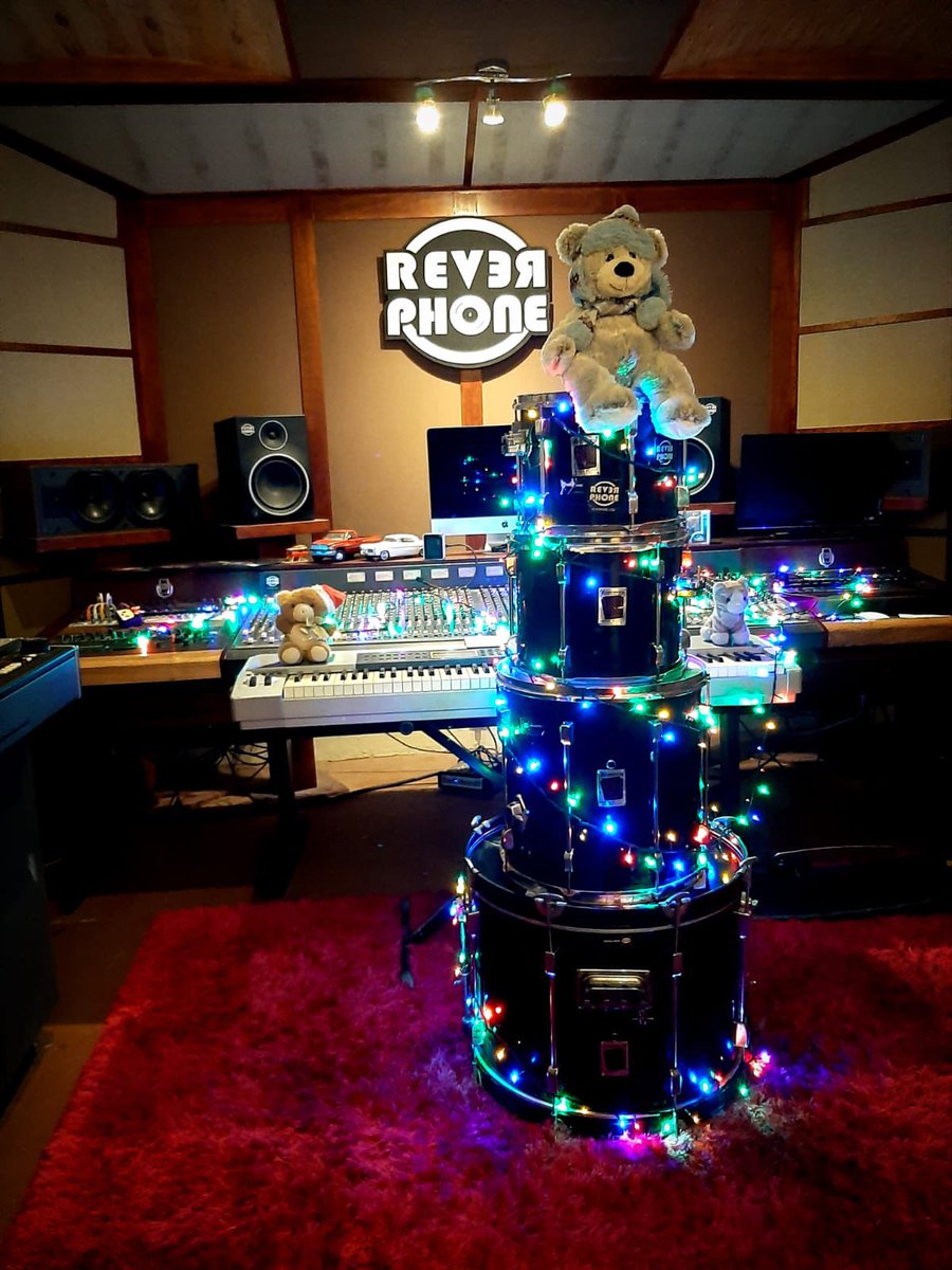 Feliz Navidad de parte de todo el equipo de Reverphone Studios🎄 no olviden poner buena música esta noche👌