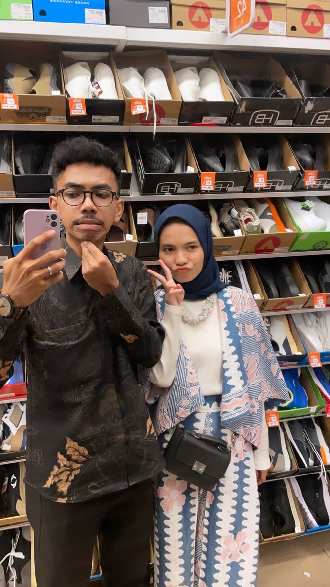 usacornn's tweet photo. abis kondangan sama timun suri https://t.co/9QRSN2UTS5