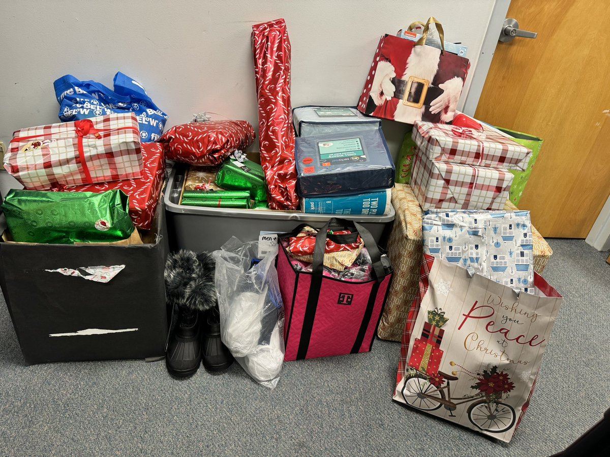 What is better than a rockstar team ??? A rockstar team that is also selfless! Huge shout out to the CT teams for making the holidays better for those in need. ❤️<a href="/rickaroo517/">Heather Armad</a> <a href="/Evertone_G/">Evertone A. Gayle</a> <a href="/RonSmitty15/">Ron Smith</a> @madonna_place