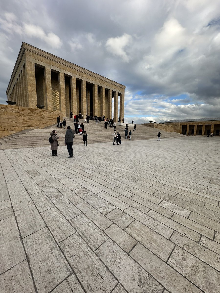 UlasogluDerya's tweet photo. Ankara’ya gitmişken , Anıtkabir’e gittim geçen hafta.  Çalışanlarını , öğrencilerini getiren kadar  Malezya, Hong Kong ve Tayvan’lı farklı gruplar halinde  çok fazla turist vardı. Girişin ücretsiz olması çok doğru. https://t.co/YrjACo98Mw