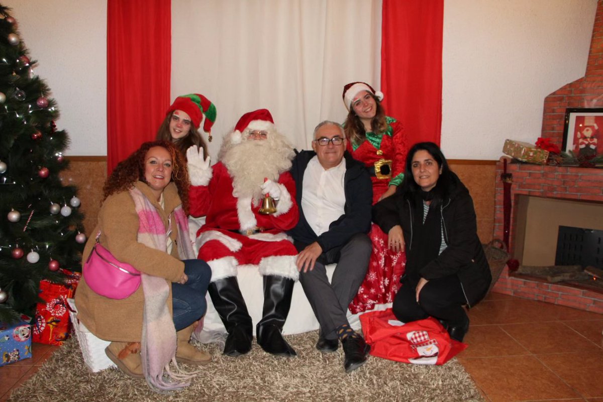 BartolomeEgea's tweet photo. 🎄Ayer finalizamos en la @uniomasrampinyo con el Tío de Nadal y Papá Noël. También estuvo por ahí el Grinch. 

➡️Orgulloso de las entidades de #Montcada i Reixac. Viu el Nadal. 

♥️Seguim. Anem per Feina https://t.co/1fwRRN30KJ
