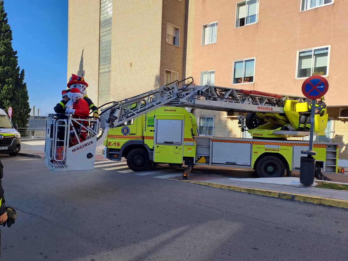 ags_nortecadiz's tweet photo. 📣📣 Hoy, día de Nochebuena, nos han visitado en la unidad de hospitalización y Urgencias de Pediatría, los Bomberos de Jerez junto a Papá Noel y el Capitán Marshall.
🎄🎄 Nuestro agradecimiento a todos ellos por tanta solidaridad y humanización!!!

#HumanizAndalucía https://t.co/bgFVNDQHx0