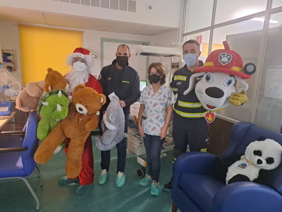 ags_nortecadiz's tweet photo. 📣📣 Hoy, día de Nochebuena, nos han visitado en la unidad de hospitalización y Urgencias de Pediatría, los Bomberos de Jerez junto a Papá Noel y el Capitán Marshall.
🎄🎄 Nuestro agradecimiento a todos ellos por tanta solidaridad y humanización!!!

#HumanizAndalucía https://t.co/bgFVNDQHx0