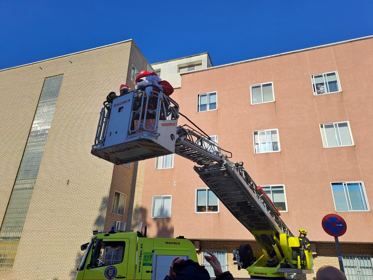 ags_nortecadiz's tweet photo. 📣📣 Hoy, día de Nochebuena, nos han visitado en la unidad de hospitalización y Urgencias de Pediatría, los Bomberos de Jerez junto a Papá Noel y el Capitán Marshall.
🎄🎄 Nuestro agradecimiento a todos ellos por tanta solidaridad y humanización!!!

#HumanizAndalucía https://t.co/bgFVNDQHx0
