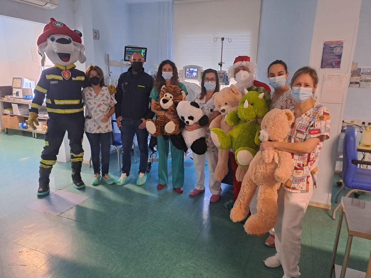 ags_nortecadiz's tweet photo. 📣📣 Hoy, día de Nochebuena, nos han visitado en la unidad de hospitalización y Urgencias de Pediatría, los Bomberos de Jerez junto a Papá Noel y el Capitán Marshall.
🎄🎄 Nuestro agradecimiento a todos ellos por tanta solidaridad y humanización!!!

#HumanizAndalucía https://t.co/bgFVNDQHx0