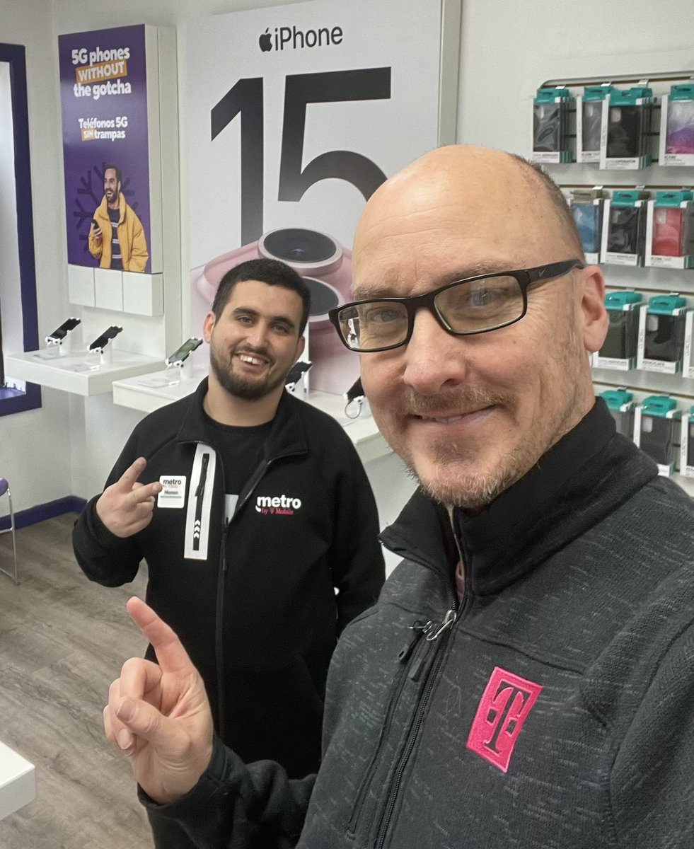 MagentaAk's tweet photo. Don’t be a Grinch this Holiday season. Treat yourself and those you care about to a great offer from #MetroByMobile!!  Come see Moe at 14320 Puritas Ave Cleveland OH. You’ll be glad that you did!! #CentralEast #ClevelandWest https://t.co/7oOFMTXbas