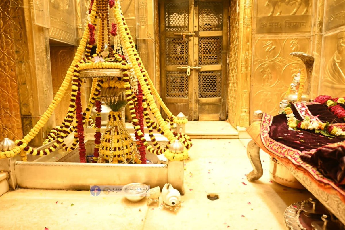 ShriVishwanath's tweet photo. आज दिनाँक 24-12-2023 को श्री काशी विश्वनाथ मंदिर के शयन  आरती के दर्शन।  #ShriKashiVishwanath #shiva #mahadev #baba #templespa #darshan #blessings #saptrishi #vishwanath #KashiVishwanathDham https://t.co/rmiQM1m72h