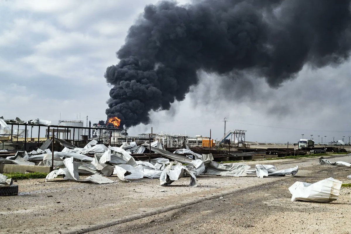 Delilsouleman's tweet photo. Thick smoke billows from a raging fire at a storage tank of the al-#Awda oil field facility near al-Qahtaniyah in northeastern #Syria close to the #Turkish border on December 24, 2023, a day after a reported Turkish strike.
@Delilsouleman /@AFPphoto https://t.co/yYRWN4hdmJ