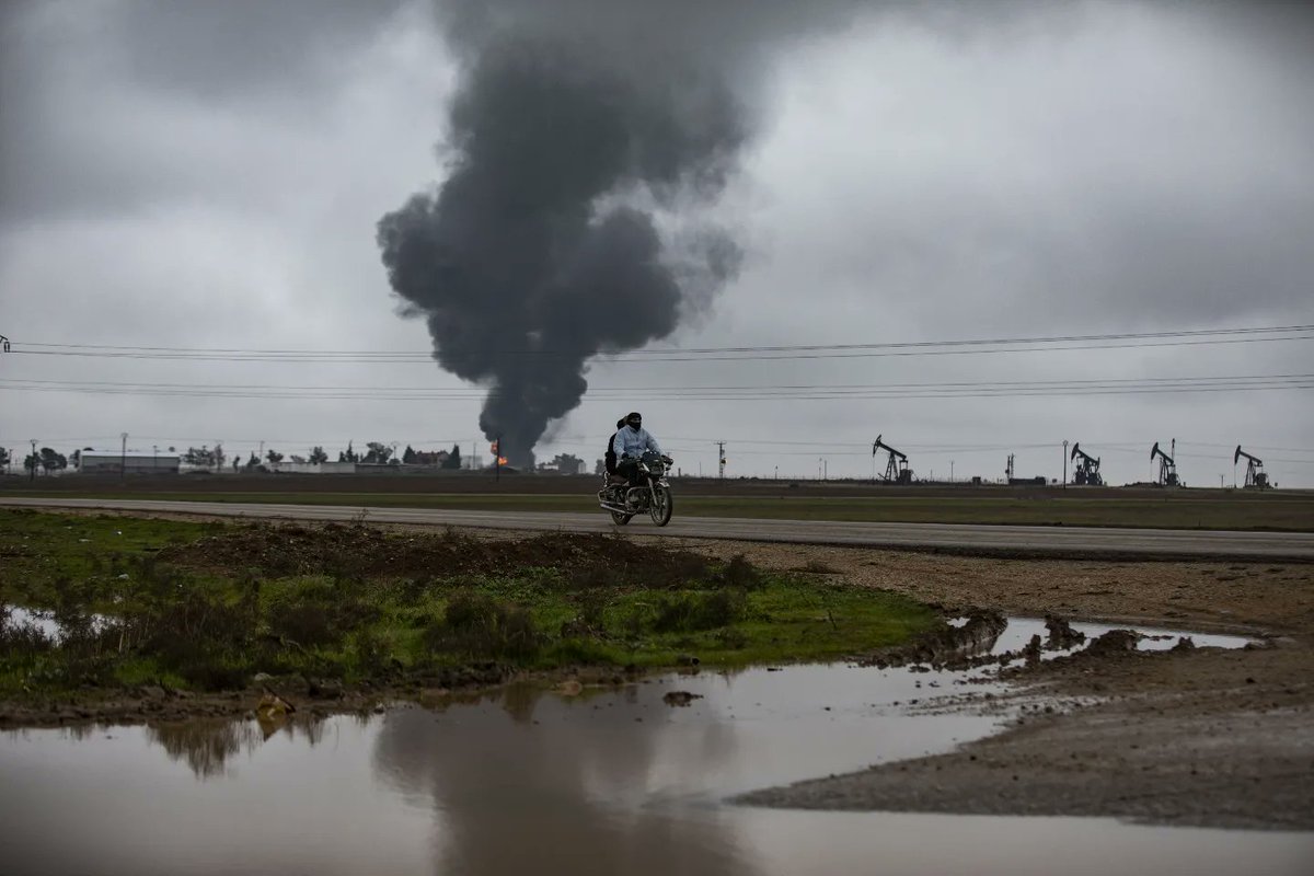 Delilsouleman's tweet photo. Thick smoke billows from a raging fire at a storage tank of the al-#Awda oil field facility near al-Qahtaniyah in northeastern #Syria close to the #Turkish border on December 24, 2023, a day after a reported Turkish strike.
@Delilsouleman /@AFPphoto https://t.co/yYRWN4hdmJ