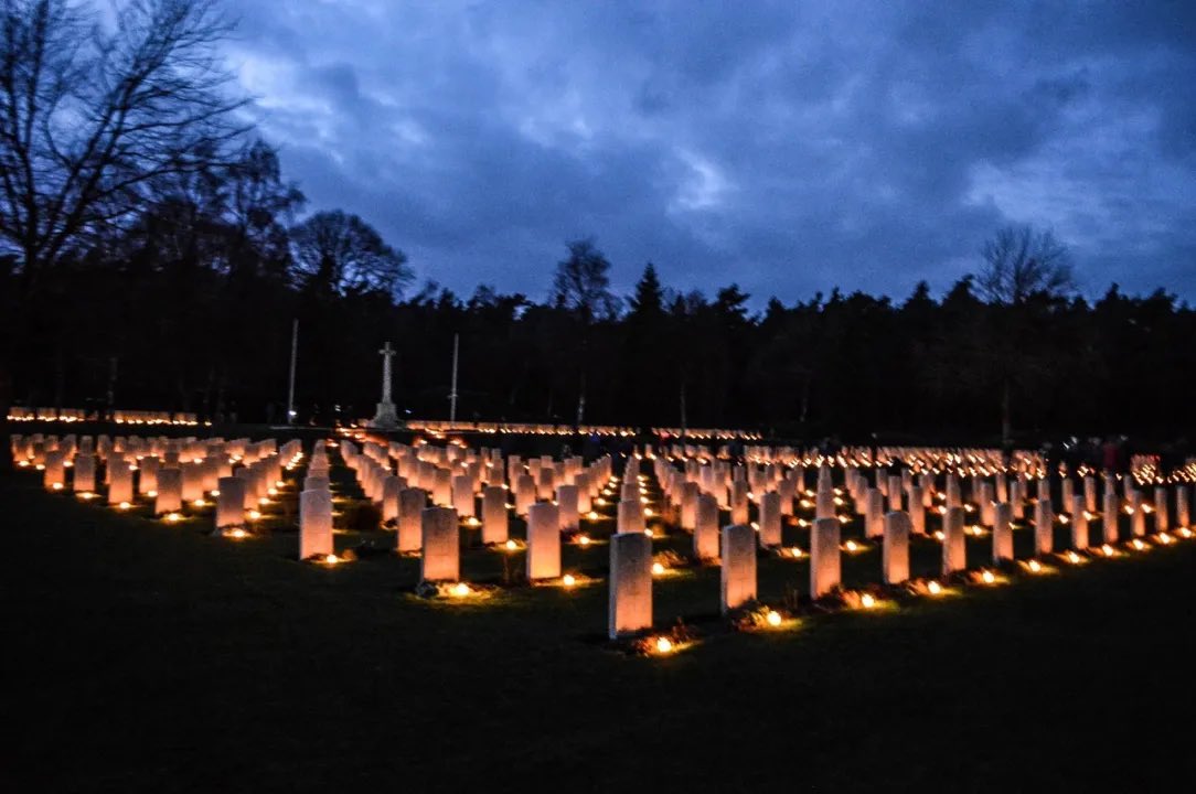 In The Netherlands on Christmas Eve, volunteers place candles at the graves of fallen soldiers from WW2. Lest we forget. This year 26.538 🕯️.